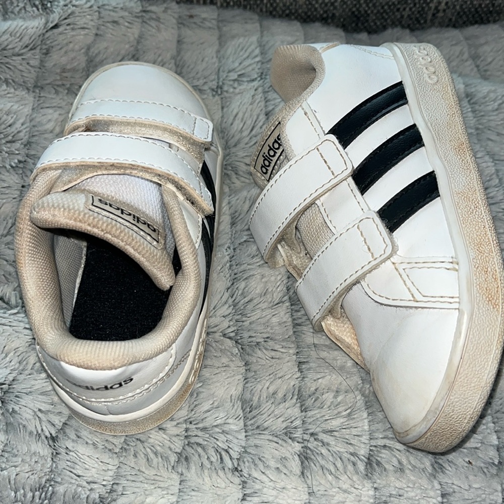 Unisex size 8 classic Adidas